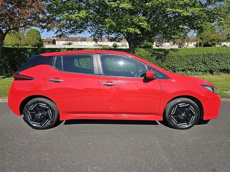 Begagnad Nissan Leaf Acenta 110 kW (150 HK) 2022 Röd Halvkombi