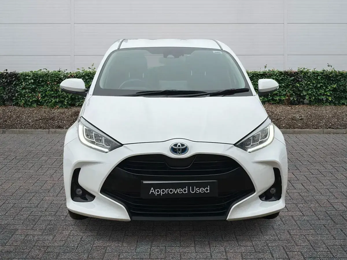 Used Toyota Yaris Design 116 HP (85 kW) 2023 White Hatchback
