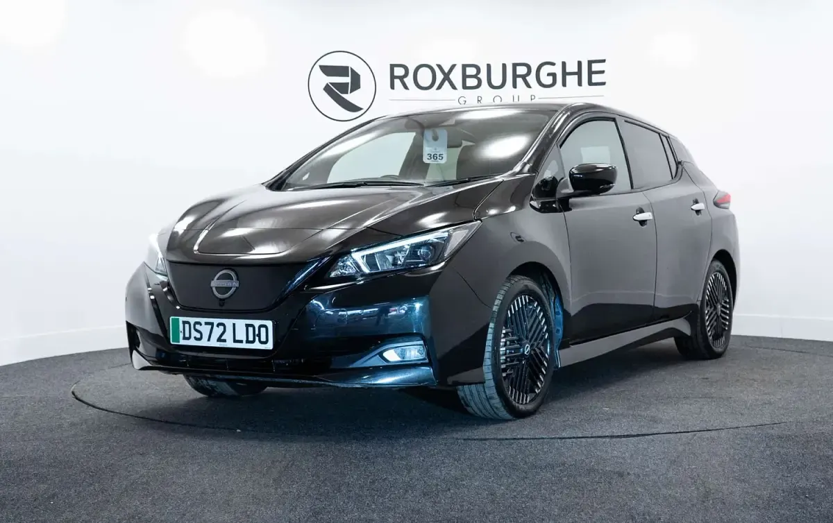 Begagnad Nissan Leaf N-Connecta 110 kW (150 HK) 2022 Svart Halvkombi