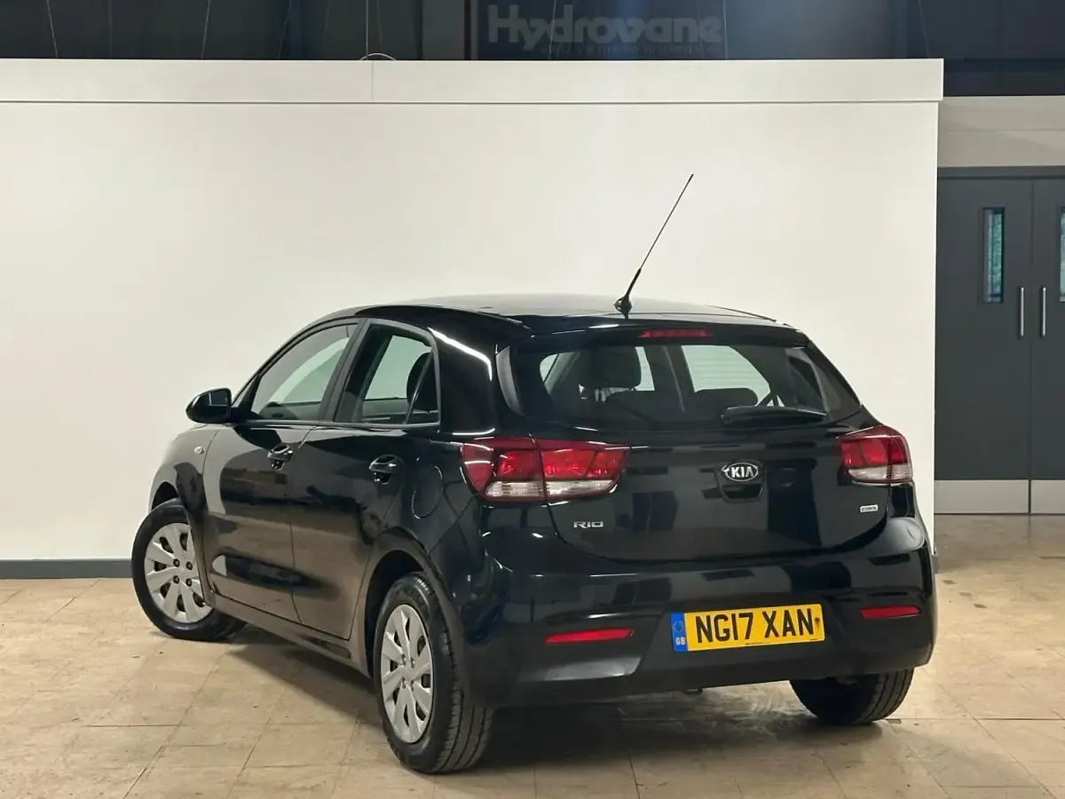 Usado Kia Rio 76 HP (55 kW) 2017 Preto Citadino