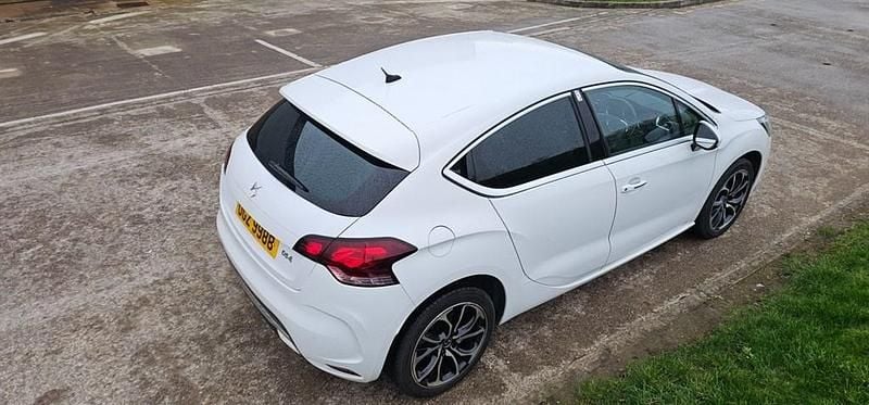 Usado DS Automobiles DS4 Prestige 120 CV (88 kW) 2016 Blanco Utilitario
