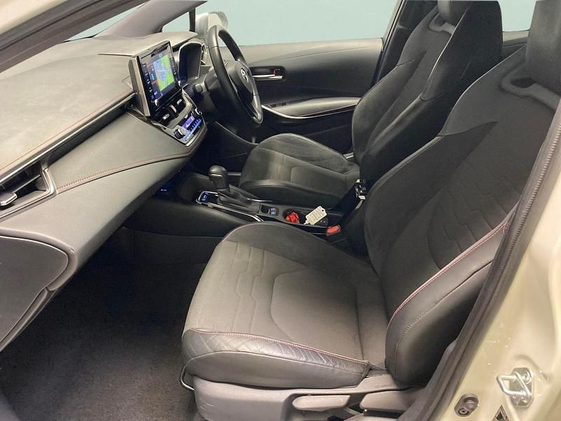 Used Toyota Corolla 122 HP (89 kW) 2019 White Hatchback