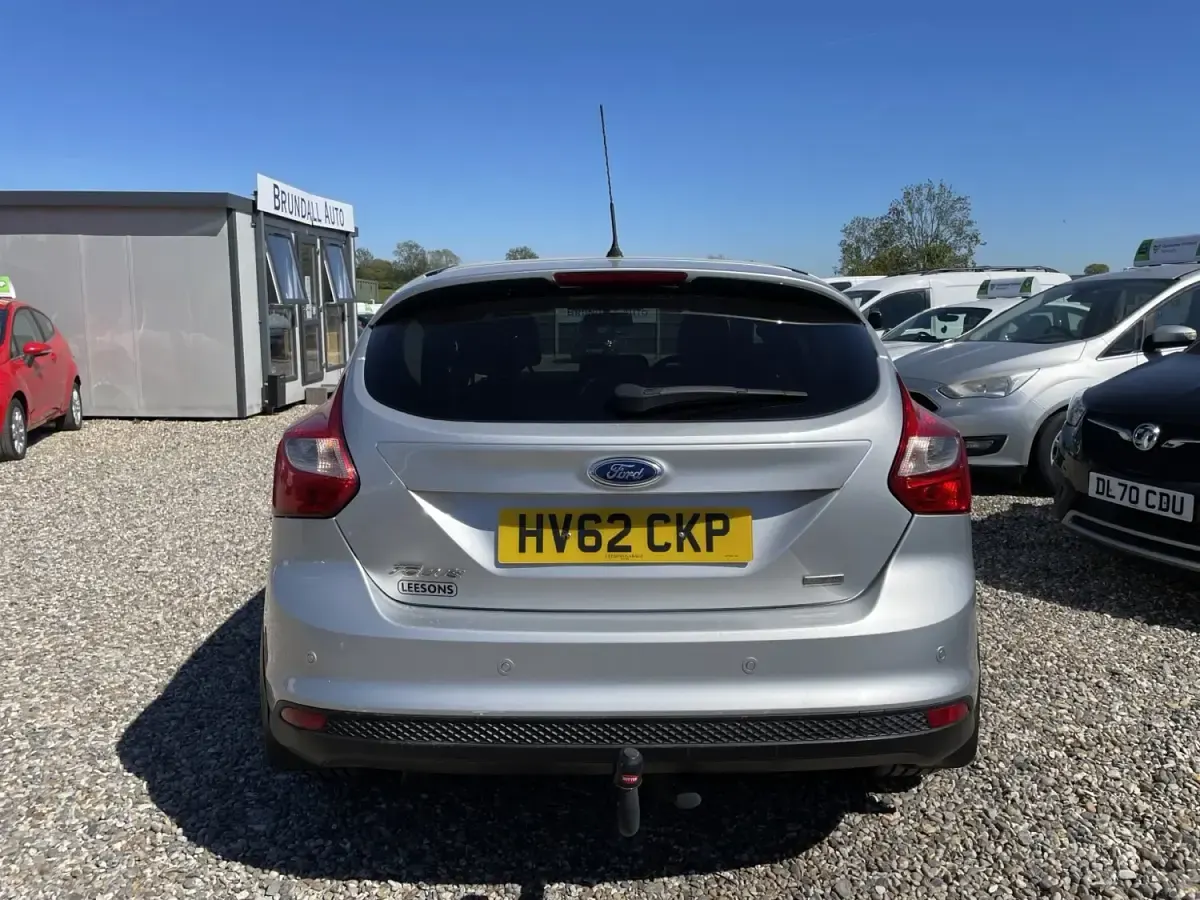 Usado Ford Focus Zetec 115 HP (84 kW) 2012 Prateado Citadino