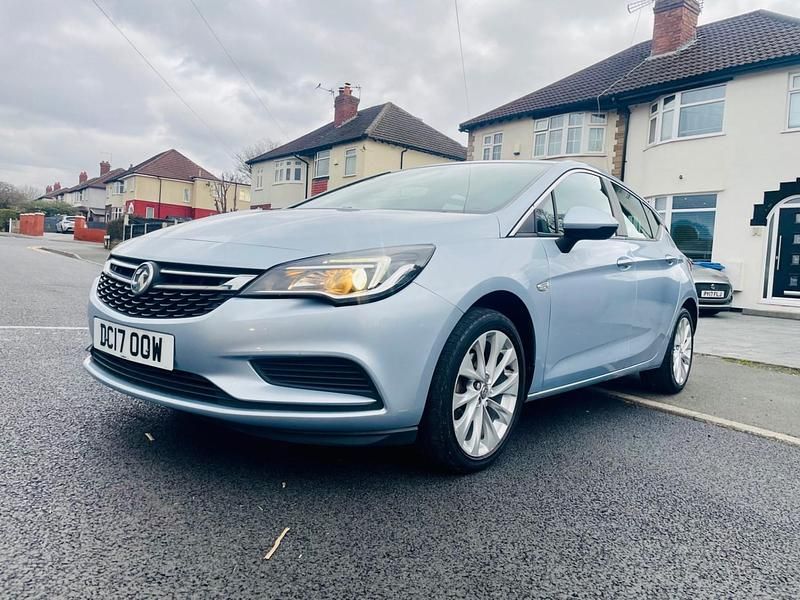 Second-hand Vauxhall Astra 2017 Argintiu Hatchback