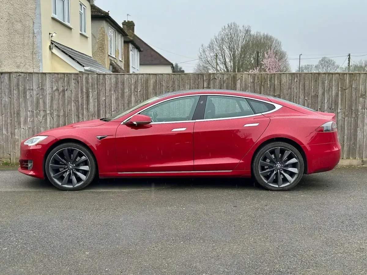 Used Tesla Model S 311 kW (423 HP) 2017 Red Hatchback