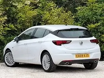 Used Vauxhall Astra Elite 200 HP (147 kW) 2018 White Hatchback