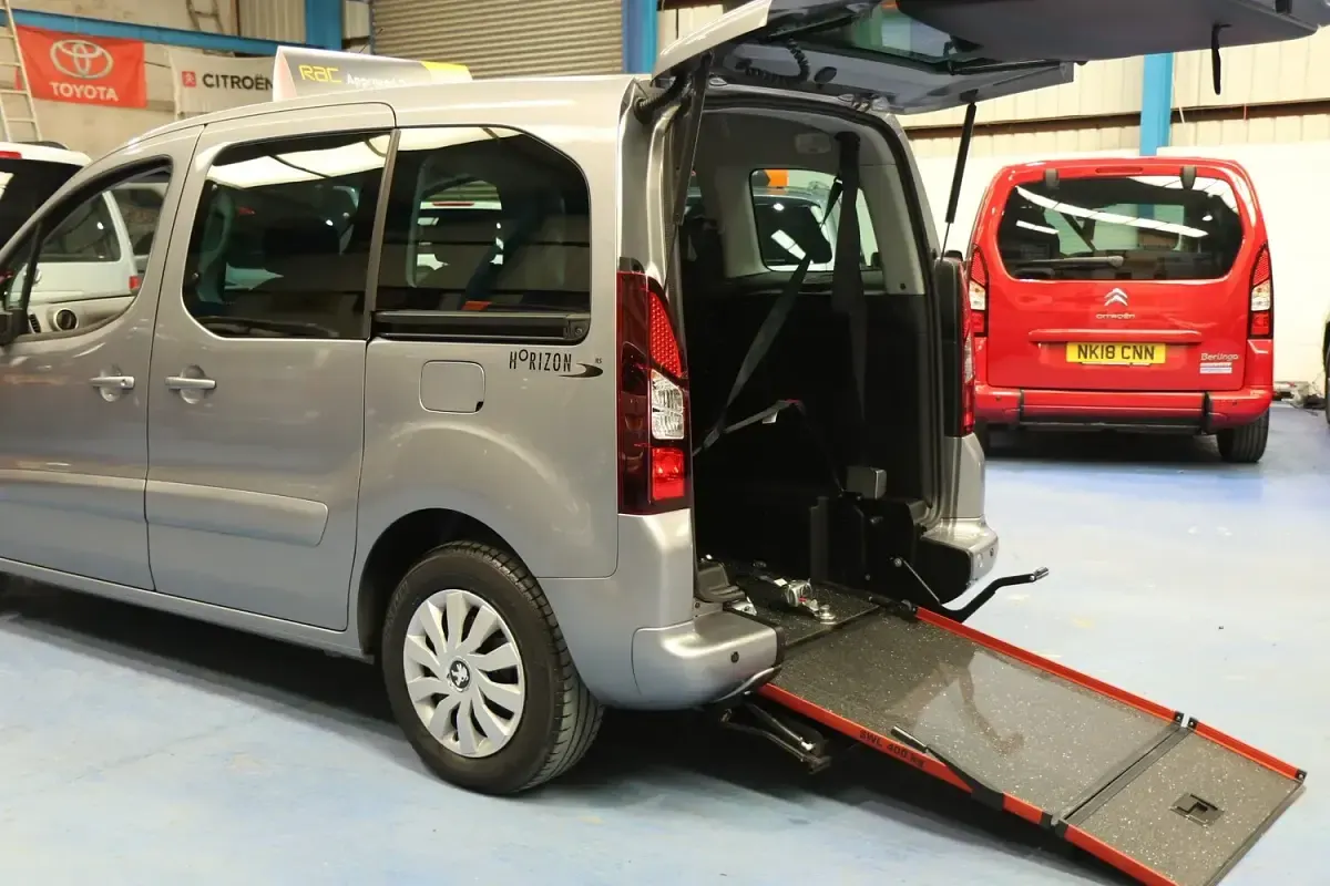 Used Peugeot Partner Tepee Active 98 HP (72 kW) 2018 Grey MPV