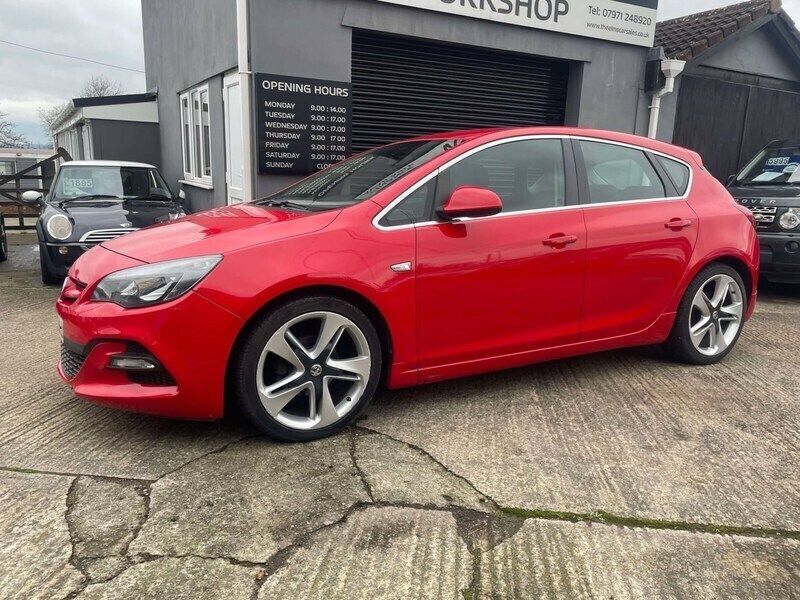 Red Used 2015 Vauxhall Astra Edition Hatchback | £3,495 (Fair price) - Image 1/4