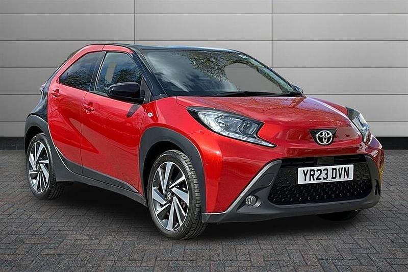 Used Toyota Aygo X 72 HP (52 kW) 2023 Chilli red with black SUV