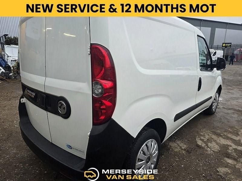 Used Vauxhall Combo 95 HP (69 kW) 2017 White MPV
