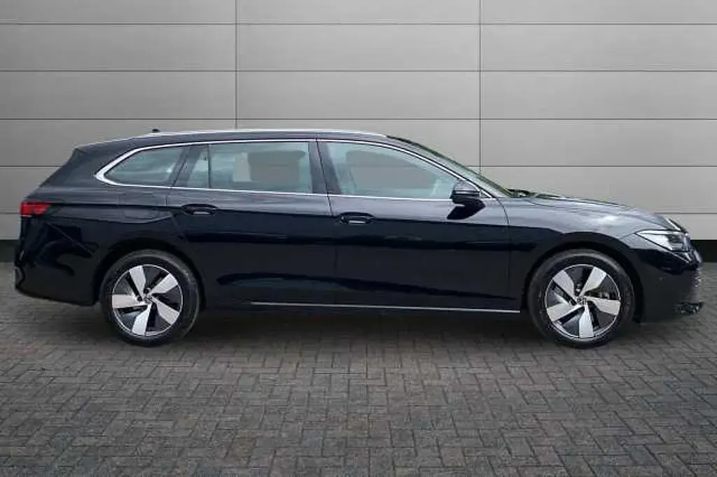 Used VW Passat Life 204 HP (150 kW) 2025 Black Estate