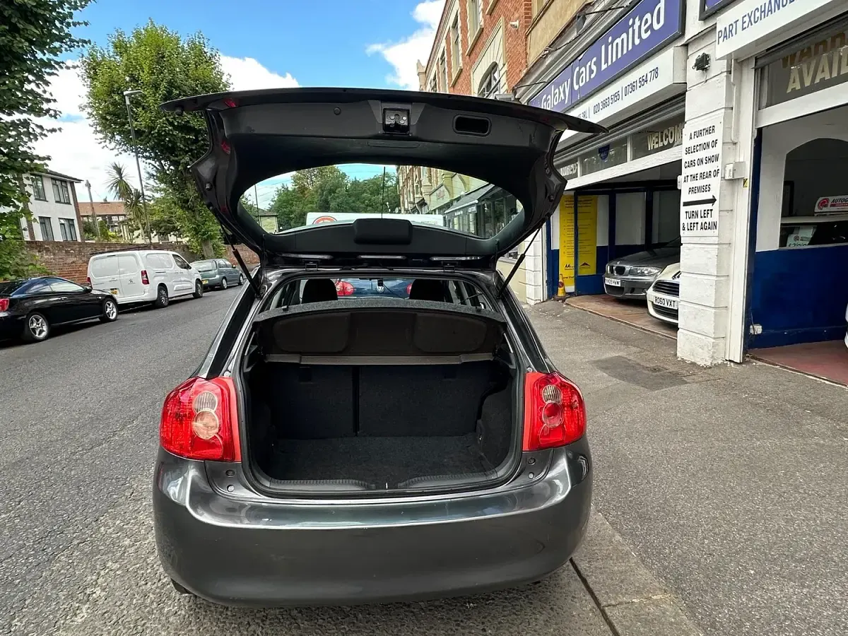 Used Toyota Auris 124 HP (91 kW) 2009 Grey Hatchback