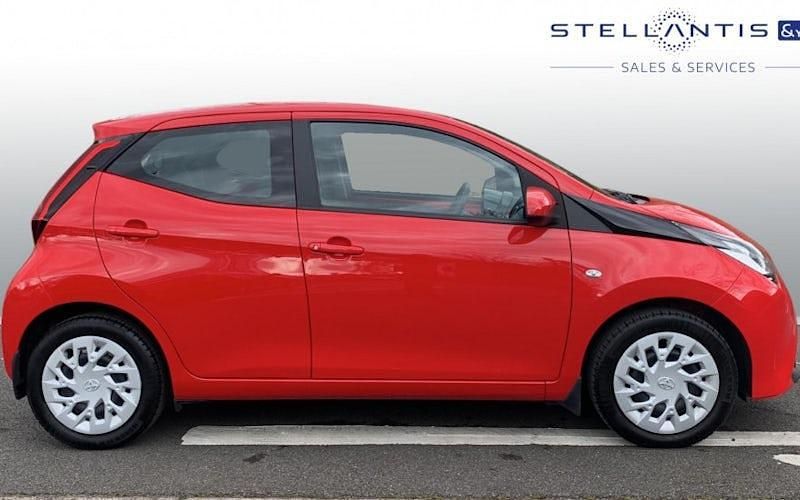 Used Toyota Aygo X-play 72 HP (52 kW) 2020 Red Hatchback