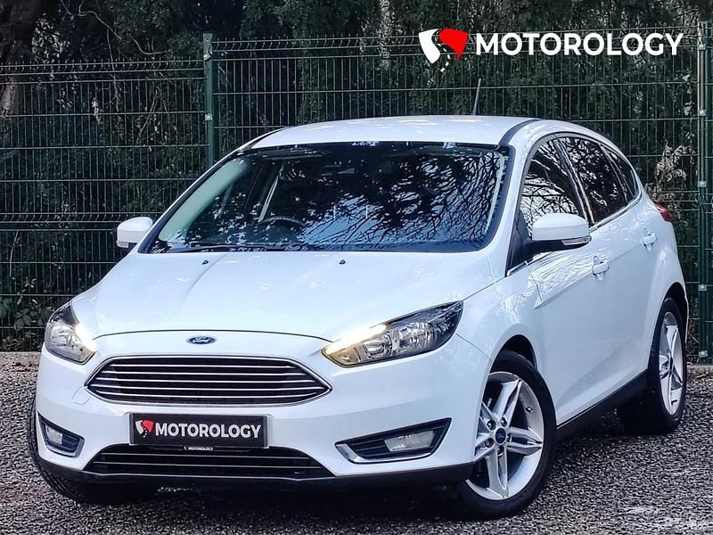Begagnad Ford Focus Titanium 120 HK (88 kW) 2018 Vit Halvkombi