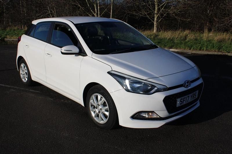 White Used 2017 Hyundai i20 SE Hatchback | £7,495 (Fair price) - Image 1/4