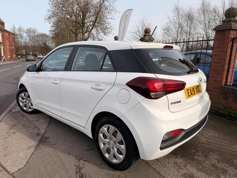 Used Hyundai i20 75 HP (55 kW) 2019 White Hatchback