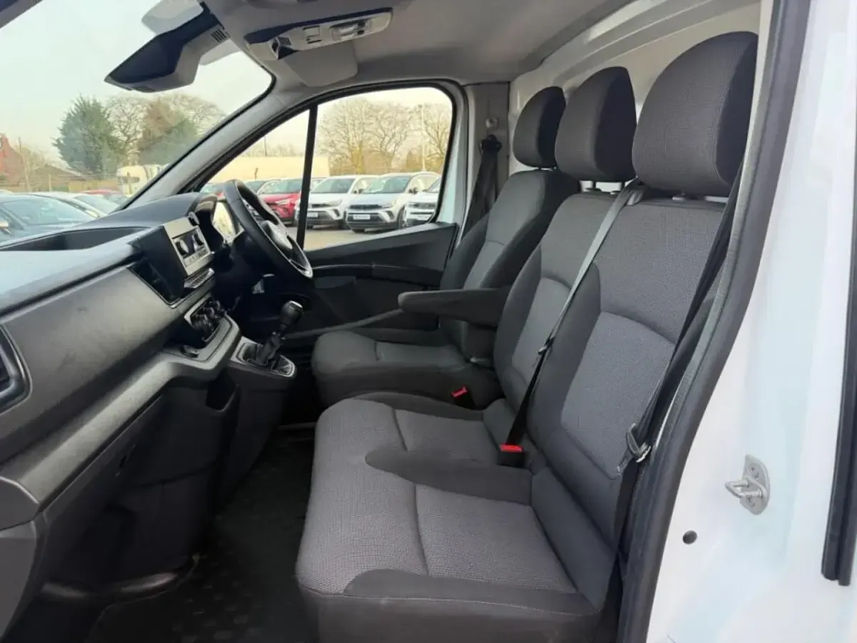 Used Nissan Primastar Acenta 110 HP (80 kW) 2022 White MPV
