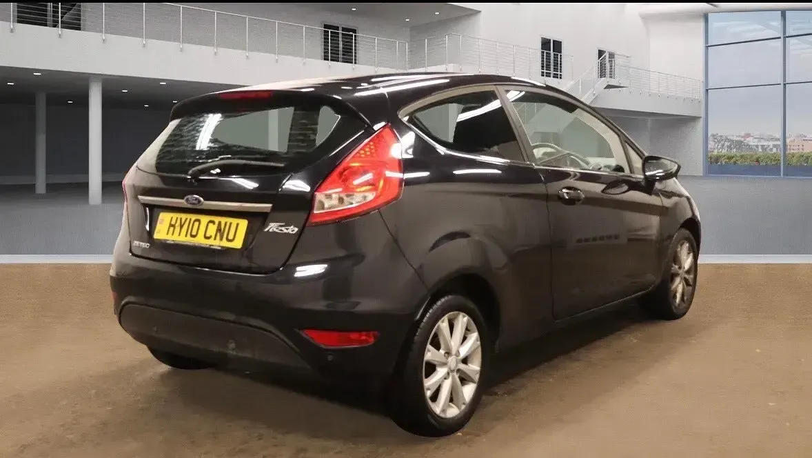 Begagnad Ford Fiesta Zetec 82 HK (60 kW) 2010 Svart Halvkombi