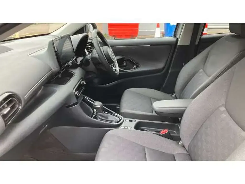 Used Toyota Yaris Hybrid Design 113 HP (83 kW) 2024 Silver Hatchback