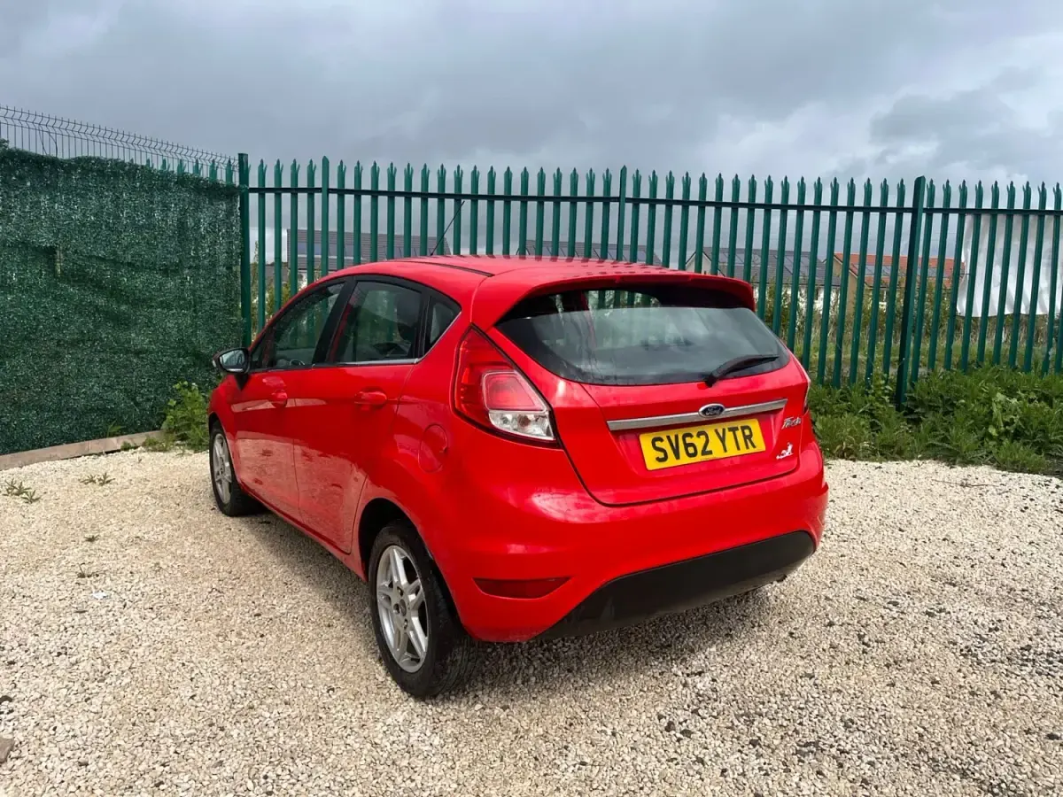 Usado Ford Fiesta Zetec 2012 Rojo Utilitario