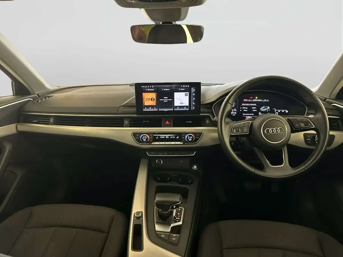 Begagnad Audi A4 Advanced 150 HK (110 kW) 2023 Grå Sedan