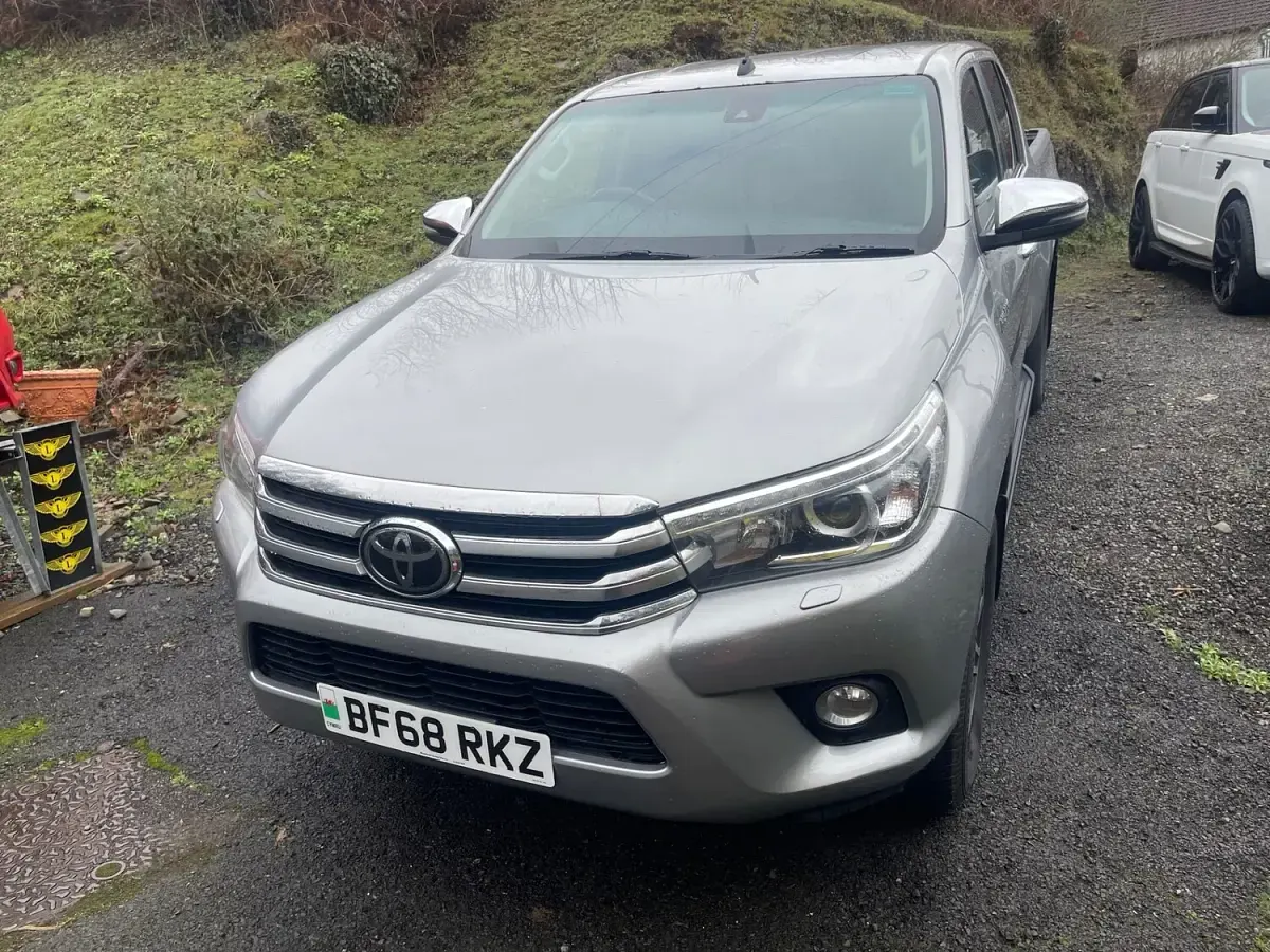 Used Toyota HiLux 150 HP (110 kW) 2018 Silver Pickup