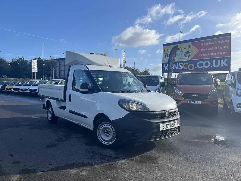 Usado Fiat Doblò S 105 CV (77 kW) 2021 Blanco Monovolumen
