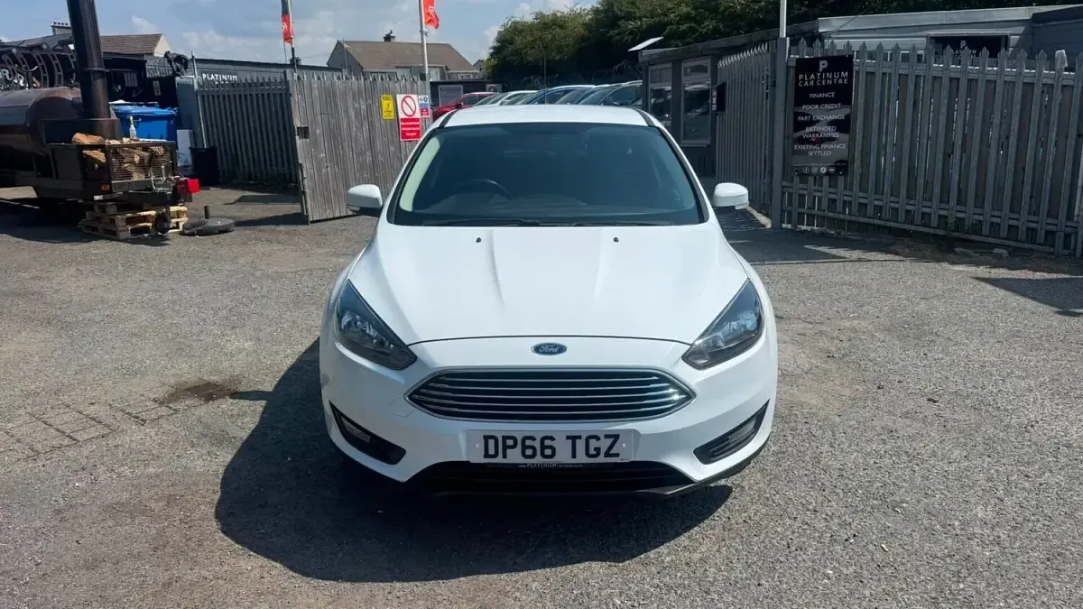 Used Ford Focus Zetec 125 HP (91 kW) 2016 White Hatchback