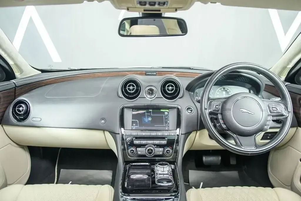 Usado Jaguar XJ Portfolio 300 HP (220 kW) 2017 Dourado Sedan