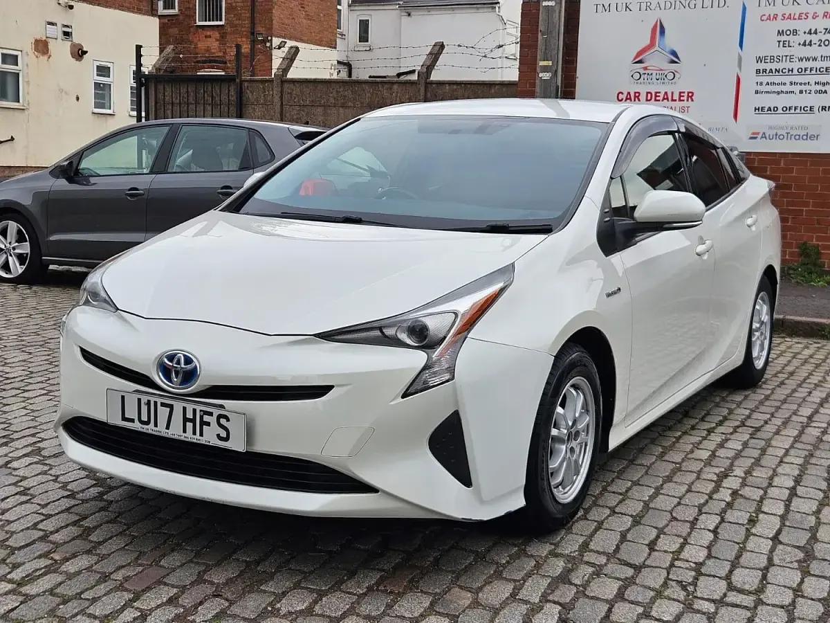 Used Toyota Prius 2017 White Hatchback