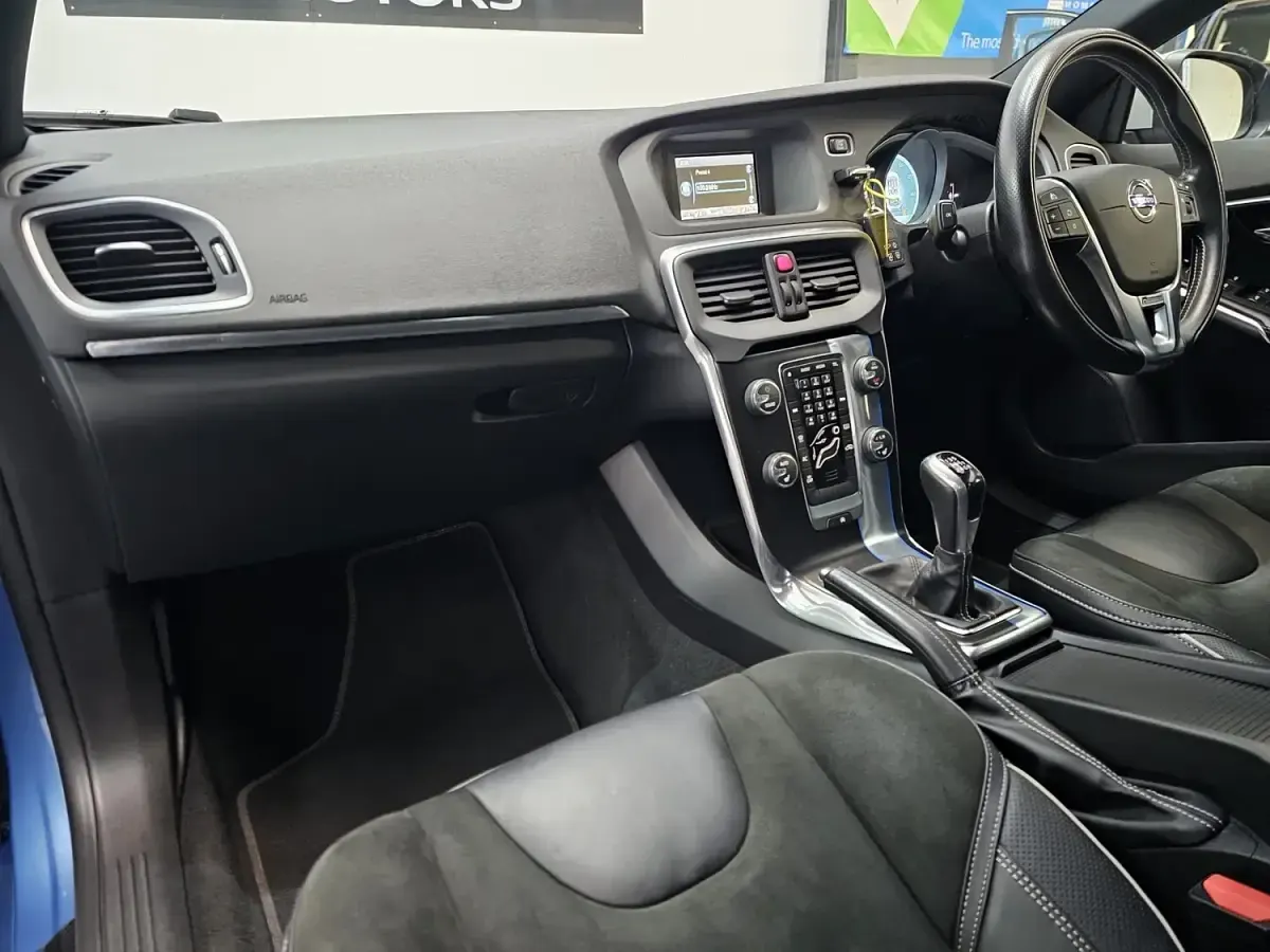 Used Volvo V40 R-Design 190 HP (139 kW) 2016 Blue Hatchback