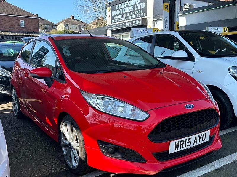 Used Ford Fiesta Zetec 125 HP (91 kW) 2015 Red Hatchback