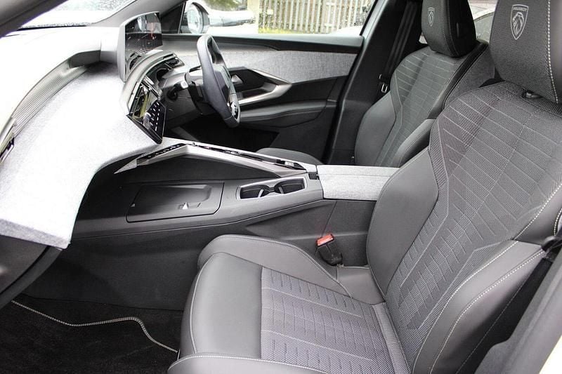 White Used 2025 Peugeot 3008 GT SUV | £30,469 - Image 1/4