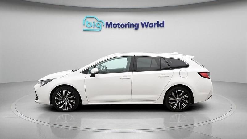 Used Toyota Corolla Design 122 HP (89 kW) 2022 White Estate