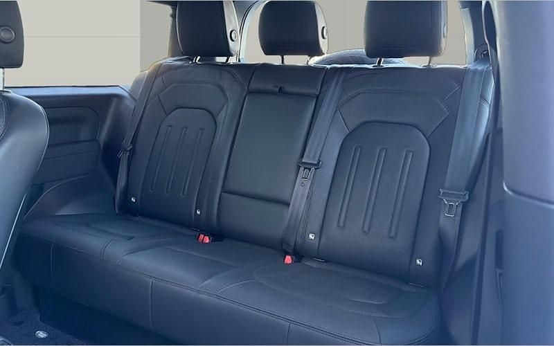 Used Land Rover Defender SE 300 HP (220 kW) 2023 SUV