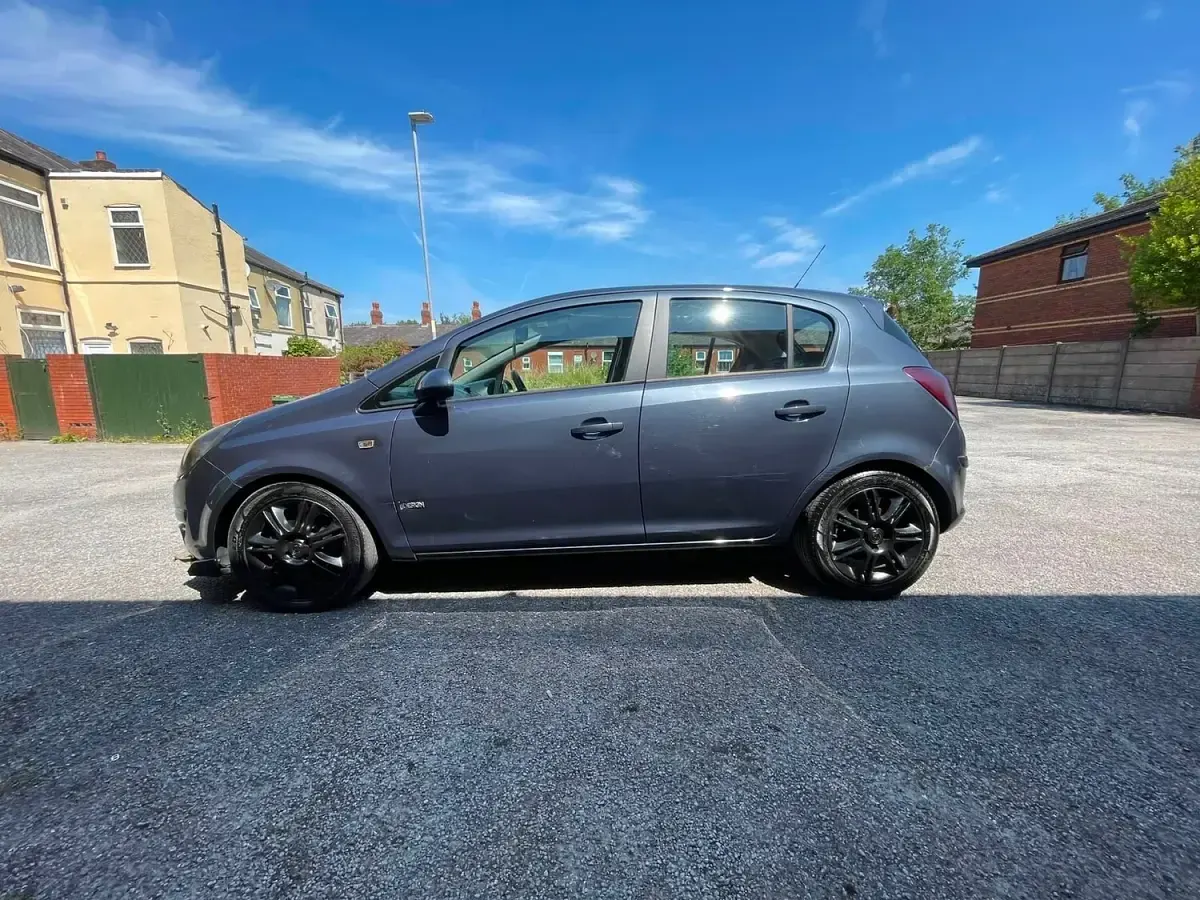 Used Vauxhall Corsa Design Edition 89 HP (65 kW) 2008 Blue Hatchback