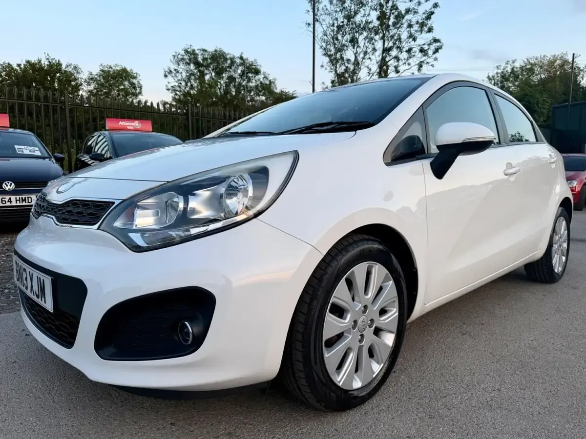 Used Kia Rio 84 HP (61 kW) 2013 White Hatchback