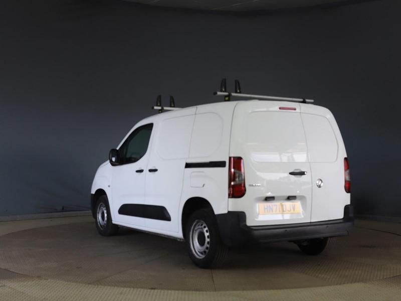 Second-hand Vauxhall Combo Edition 100 CP (73 kW) 2021 Alb Monovolum
