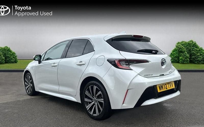 Used Toyota Corolla Design 122 HP (89 kW) 2022 Platinum white pearl Hatchback