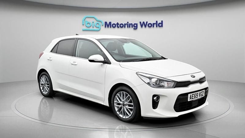 Used Kia Rio 99 HP (72 kW) 2019 White Hatchback