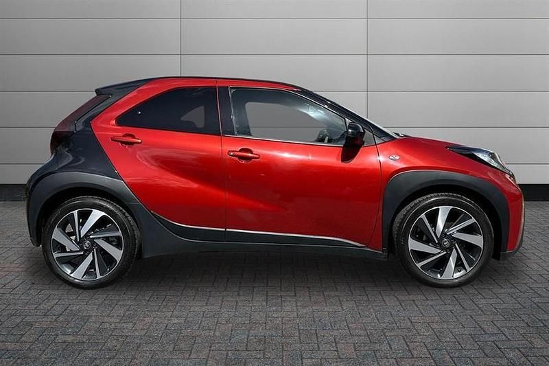 Used Toyota Aygo X 72 HP (52 kW) 2023 Chilli red with black SUV