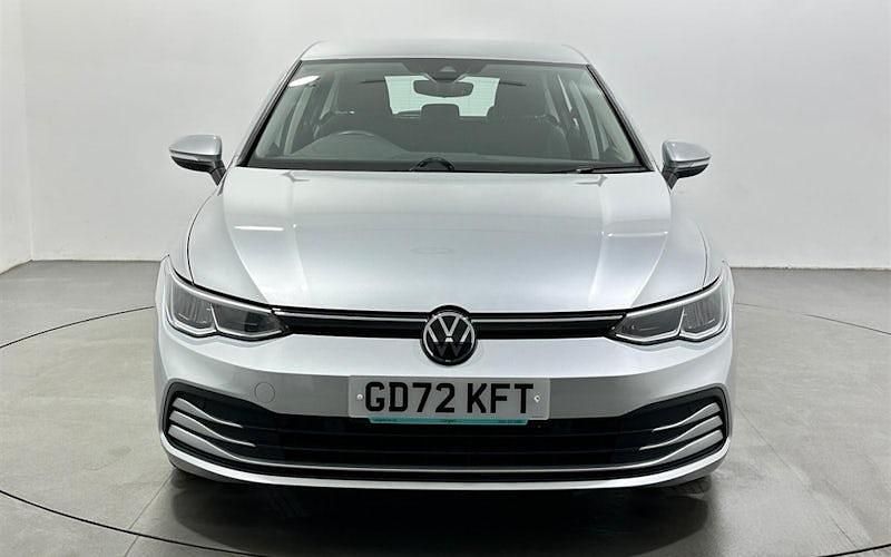 Begagnad VW Golf VIII Life 116 HK (85 kW) 2023 Silver Halvkombi