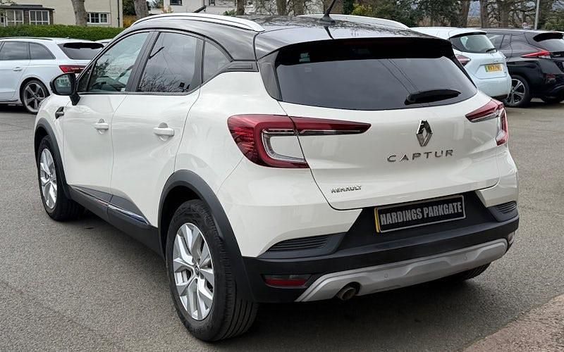 Used Renault Captur Iconic 131 HP (96 kW) 2020 White/black SUV