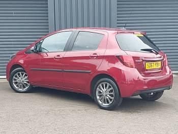 Used Toyota Yaris 99 HP (72 kW) 2017 Red Hatchback