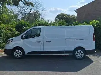 New Renault Trafic 2026 Solid  glacier white MPV