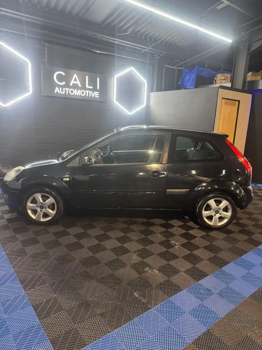 Second-hand Ford Fiesta 80 CP (58 kW) 2006 Negru Hatchback