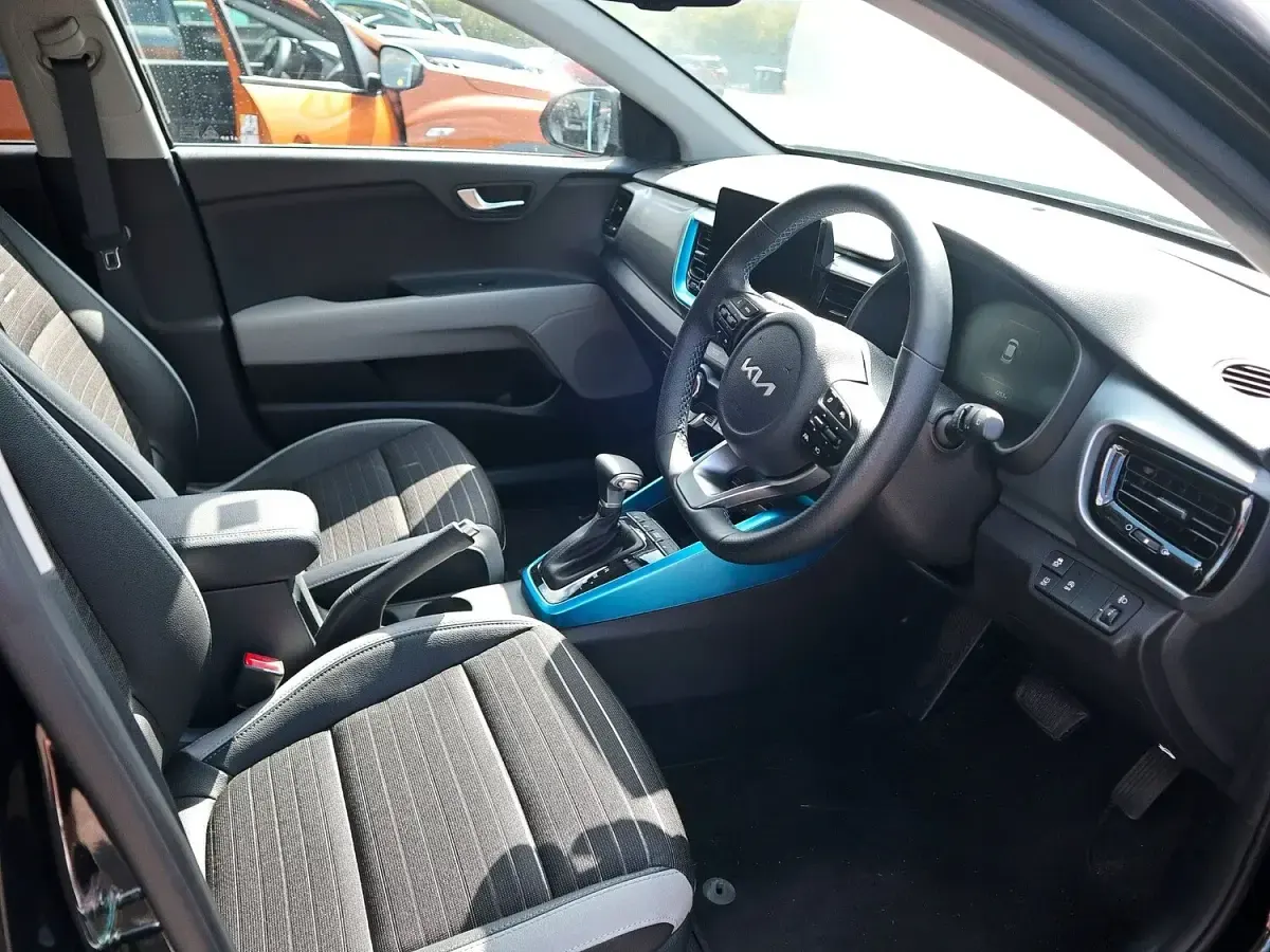Usado Kia Stonic 100 CV (73 kW) 2024 Negro SUV
