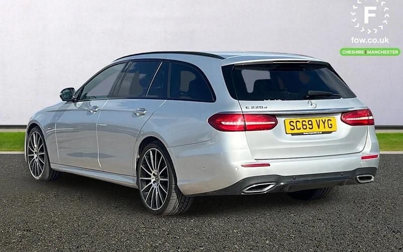 Usado Mercedes E220 Active 194 CV (142 kW) 2020 Plateado Familiar