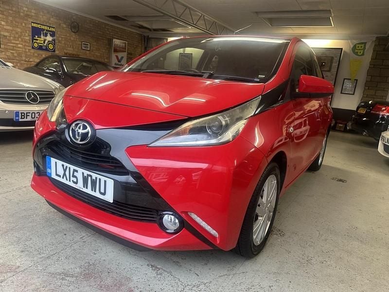 Used Toyota Aygo x-press 69 HP (50 kW) 2015 Red Hatchback