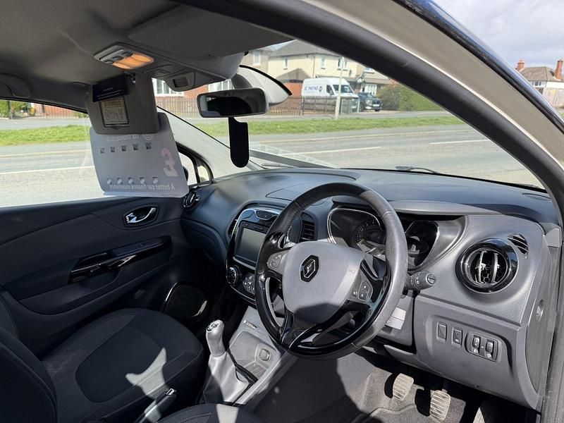 Used Renault Captur Dynamique 90 HP (66 kW) 2016 White SUV